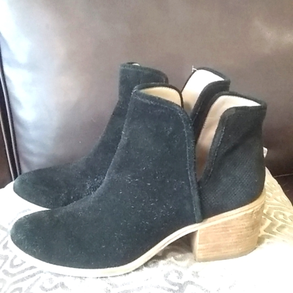 Hinge black suede ankle boot tan wood heel size 9